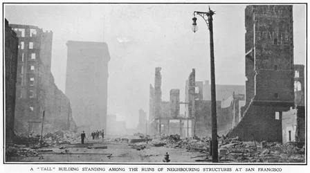 Ein hohes Gebäude steht zwischen den Ruinen benachbarter Strukturen nach dem Erdbeben von San Francisco 1906, 1906